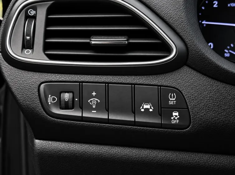 i30 Kombi Trend AUTOMATIK+Sitz&Lenkhz+LED+Navi, Schwarz, 2019, Foto 23 von 28