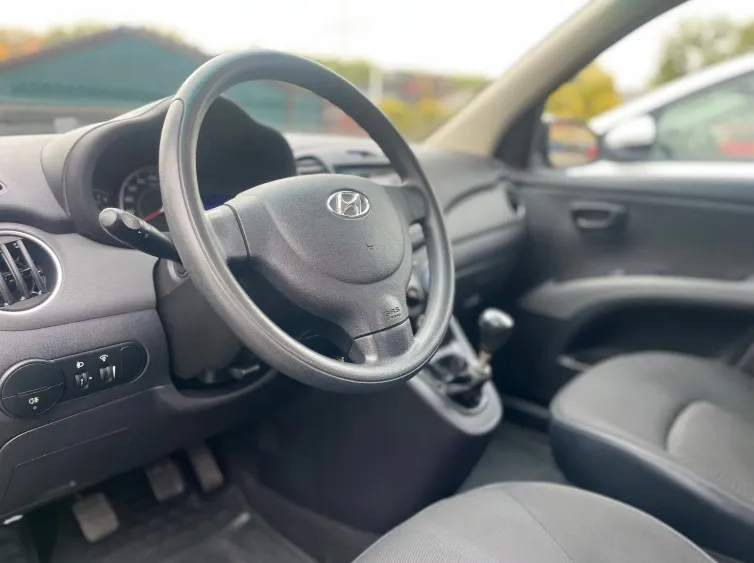 i10 5 Star Edition 5-Türig+Klima+PDC+Navi, Grau, 2014, Foto 15 von 28