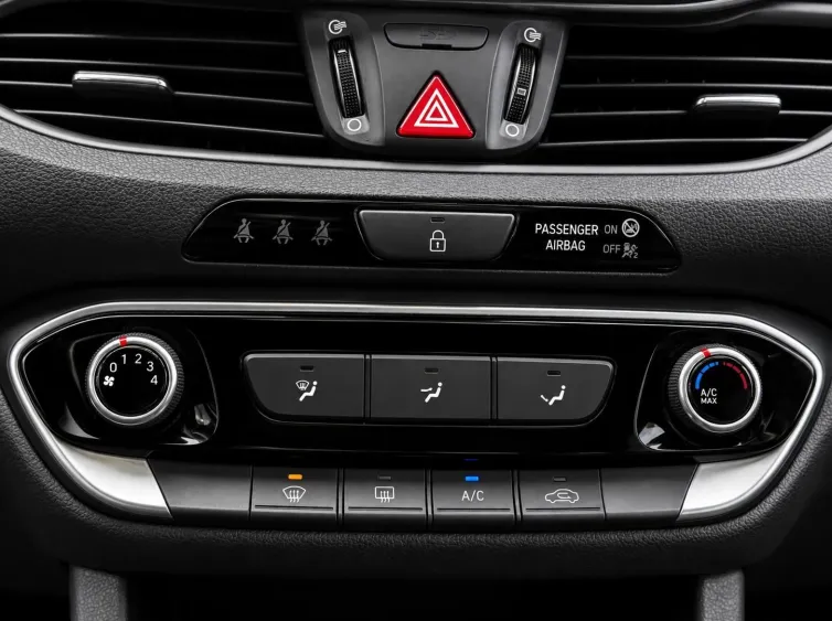 i30 Kombi Trend AUTOMATIK+Sitz&Lenkhz+LED+Navi, Schwarz, 2019, Foto 19 von 28