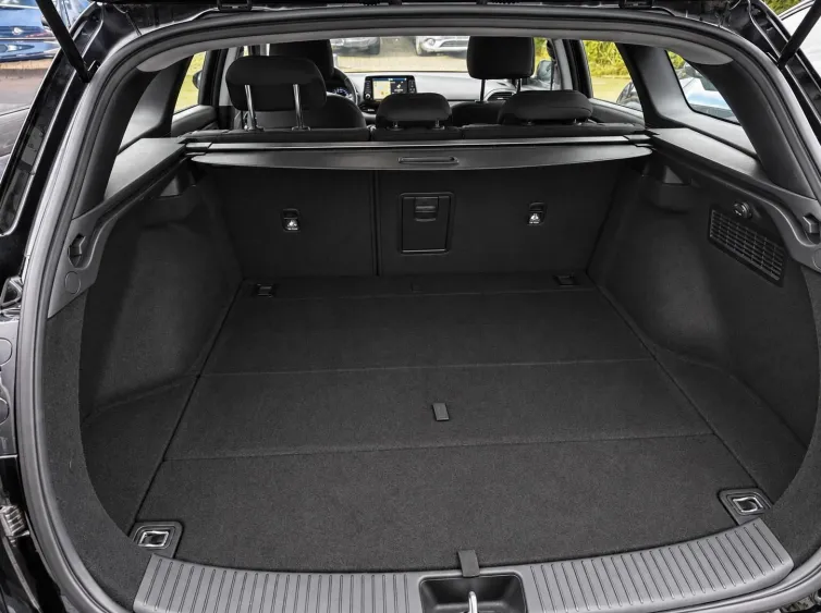 i30 Kombi Trend AUTOMATIK+Sitz&Lenkhz+LED+Navi, Schwarz, 2019, Foto 26 von 28