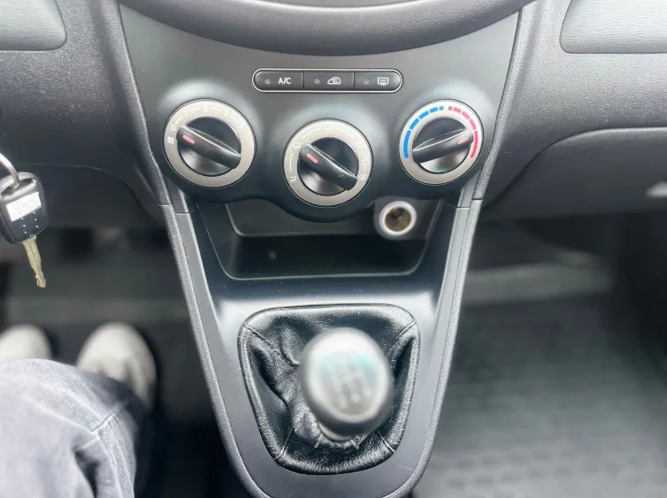 i10 5 Star Edition 5-Türig+Klima+PDC+Navi, Grau, 2014, Foto 25 von 28