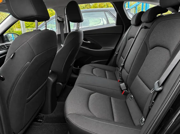 i30 Kombi Trend AUTOMATIK+Sitz&Lenkhz+LED+Navi, Schwarz, 2019, Foto 12 von 28